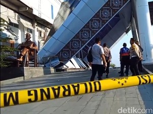 Detik-detik Atap Teras Kantor Pemerintahan di Brebes Ambruk Timpa 3 Warga