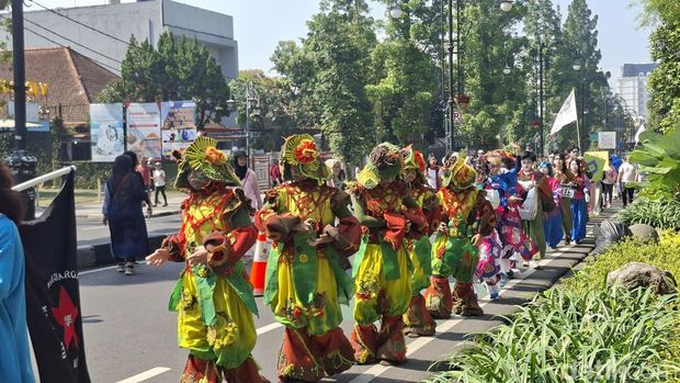Mahasiswa Institut Teknologi Bandung (ITB) menggelar pawai 