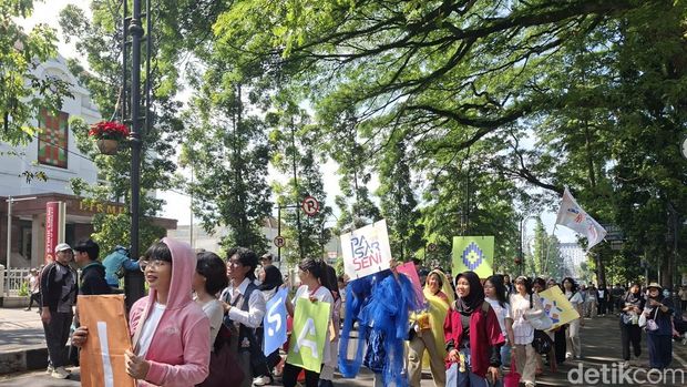Mahasiswa Institut Teknologi Bandung (ITB) menggelar pawai 
