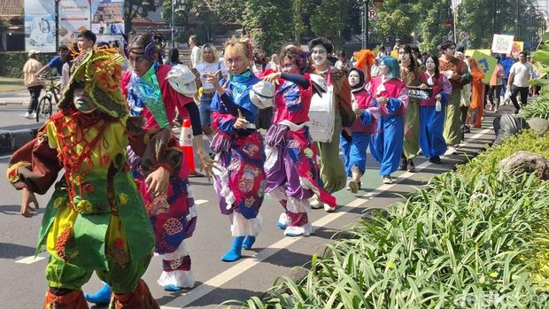 Mahasiswa Institut Teknologi Bandung (ITB) menggelar pawai 