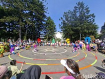 Pawai Kostum Tapak Meriah Warnai CFD Bandung Jelang Pasar Seni ITB 2025