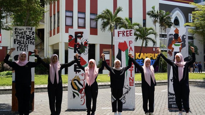 Mahasiswa UM Surabaya menyuarakan pesan dami lewat karya lukis