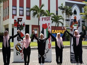 Ribuan Maba UM Surabaya Lukis Pesan Damai di Hari Perdamaian Dunia