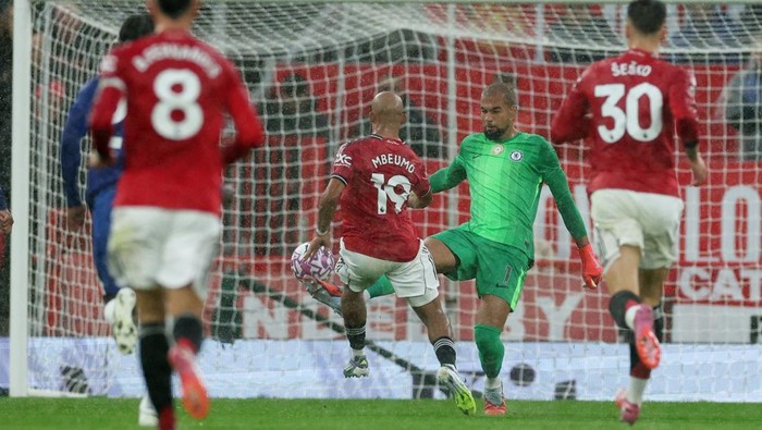 Soccer Football - Premier League - Manchester United v Chelsea - Old Trafford, Manchester, Britain - September 20, 2025 Chelseas Robert Sanchez fouls Manchester Uniteds Bryan Mbeumo and is later sent off REUTERS/Phil Noble EDITORIAL USE ONLY. NO USE WITH UNAUTHORIZED AUDIO, VIDEO, DATA, FIXTURE LISTS, CLUB/LEAGUE LOGOS OR LIVE SERVICES. ONLINE IN-MATCH USE LIMITED TO 120 IMAGES, NO VIDEO EMULATION. NO USE IN BETTING, GAMES OR SINGLE CLUB/LEAGUE/PLAYER PUBLICATIONS. PLEASE CONTACT YOUR ACCOUNT REPRESENTATIVE FOR FURTHER DETAILS..