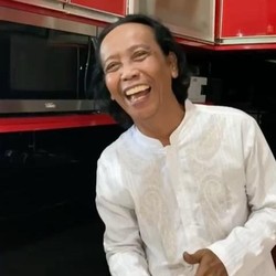 Kabar Terbaru Mandra: Kini Dagang Makanan