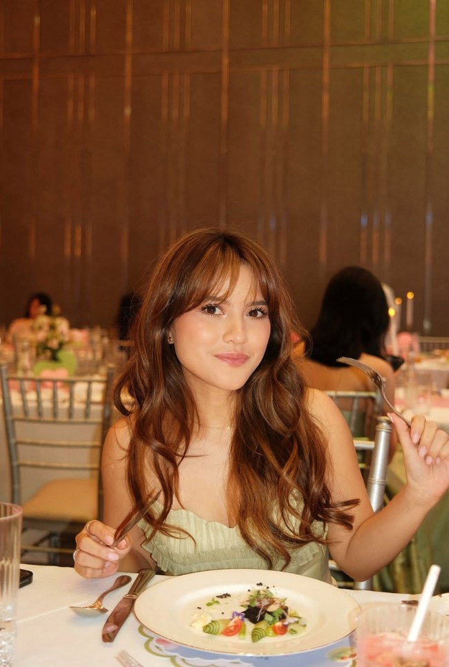 Biasa tampil dengan warna rambut gelap, kini ia memilih lebih berani dengan warna dark blonde atau coklat terang. Penampilannya pun banjir pujian, disebut netizen jadi mirip Barbie hingga bule. Barbie banget.... ini mah bule bukan bataknesse, tulis salah satu komentar. Boneka? tambah lainnya. Foto: Instagram/@aruanmarsha