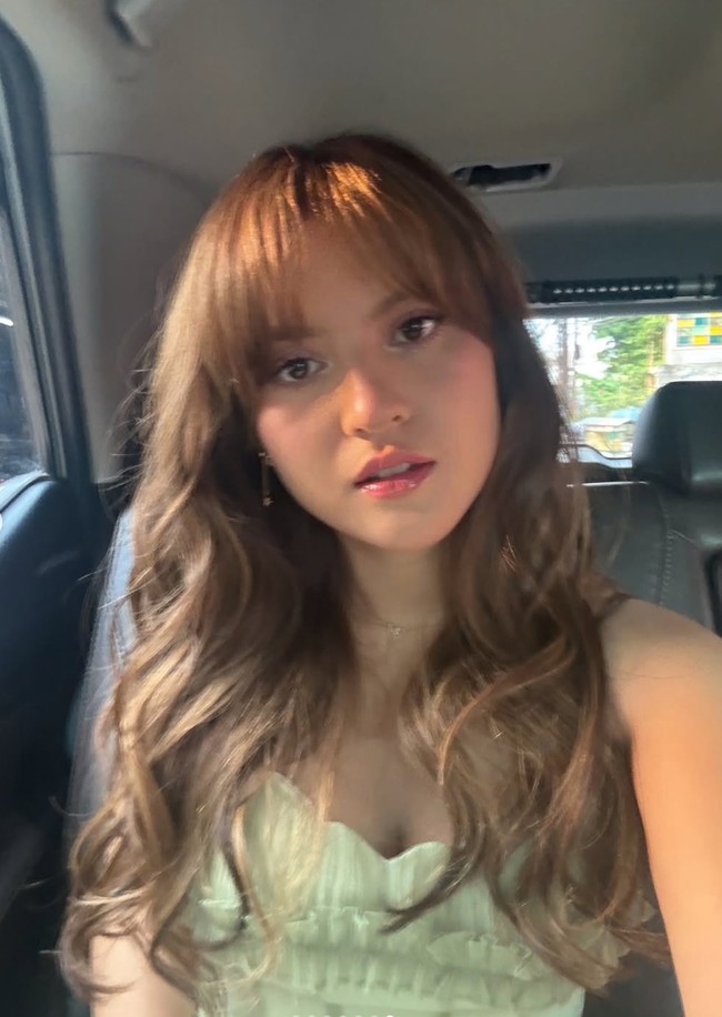 Dengan model rambut wavy dan poni depan, penampilan Marsha juga dipuji baby face di usia 28 tahun. Mukanya imut bgt kyk ngk bisa kelihatan tua, komentar netizen. Bisa bisanya umur mau kepala 3 mukanya masih kya bayiii, tambah lainnya. Foto: Instagram/@aruanmarsha