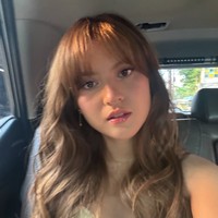 Dengan model rambut wavy dan poni depan, penampilan Marsha juga dipuji baby face di usia 28 tahun. Mukanya imut bgt kyk ngk bisa kelihatan tua, komentar netizen. Bisa bisanya umur mau kepala 3 mukanya masih kya bayiii, tambah lainnya. Foto: Instagram/@aruanmarsha