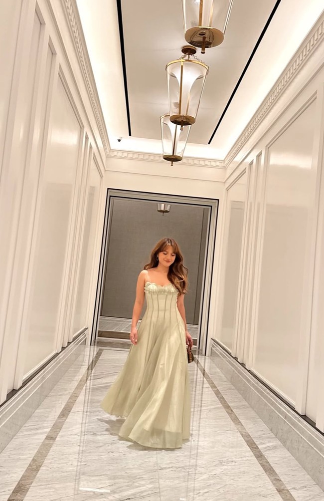 Ditambah dengan riasan flawless dan gaun strapless warna mint green, Marsha tampil memukau dan berhasil bikin banyak netizen terpana. Foto: Instagram/@aruanmarsha