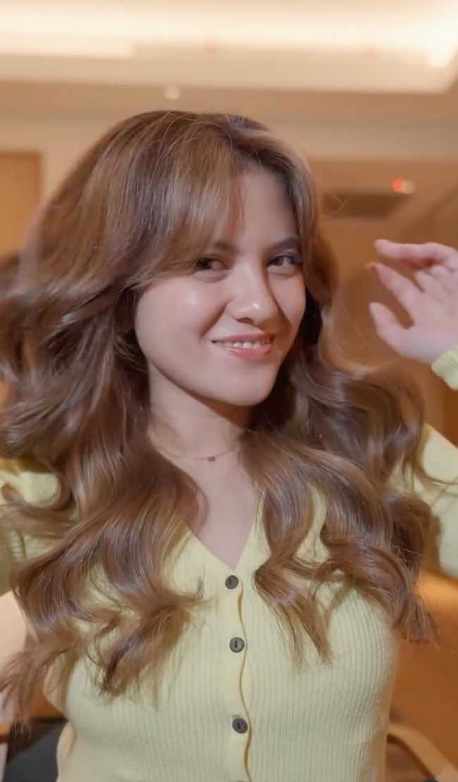 Banyak netizen yang menyebut bahwa gaya rambut Marsha ini tampak begitu cocok dengan wajahnya. Bagaimana menurutmu? Foto: Instagram/@aruanmarsha