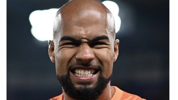 Kesalahan kiper Robert Sanchez membuatnya dikartu merah dan Chelsea jadi kelabakan. Foto: X.com