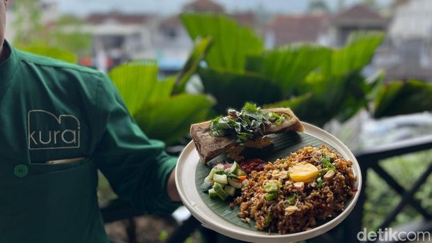 Menikmati Menu Spesial dengan Panorama Gunung Cikuray