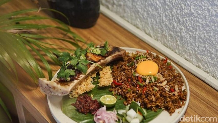 Menikmati Menu Spesial dengan Panorama Gunung Cikuray