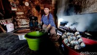 Kampung asap itu ada di Desa Penatar Sewu, Tanggulangin, Sidoarjo. Letak kampung tersebut dari alun-alun Sidoarjo arah ke Malang, sesampai di pertigaan pasar Tanggulangin belok kiri ke arah timur dengan jarak sekitar 5 kilometer.