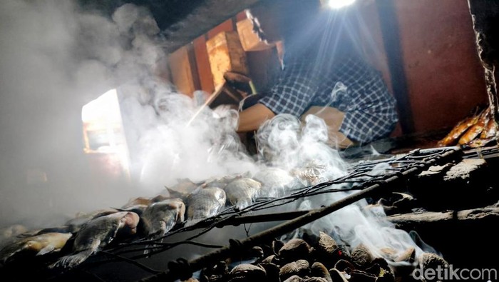 Menilik pengolahan ikan asap di Sidoarjo