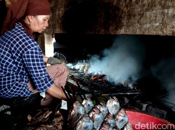 Menilik Pengolahan Ikan Asap di Sidoarjo