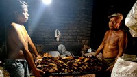 Setiap hari mereka bisa menghabiskan ikan Mujair basah 65 kg bahkan 1 kwintal saat dijual ke pasar tradisional setempat.
