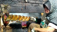Mereka kini sudah 15 tahun menekuni pengolahan ikan asap mujair.