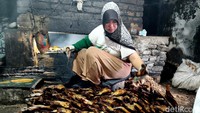 Namun, akhir-akhir ini mereka mengeluh pasokan bahan bakar untuk mengasap ikan yang sulit didapatkan yaitu batok kelapa. Kalau pun ada harganya cukup tinggi.