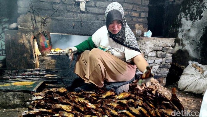 Menilik pengolahan ikan asap di Sidoarjo