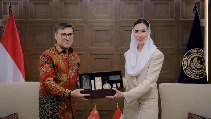 Menteri Pariwisata Widiyanti Putri Wardhana, menerima Duta Besar Turki untuk Indonesia, Prof. Talip Küçükcan membahas penguatan kerja sama pariwisata kedua negara pada 19 September lalu.