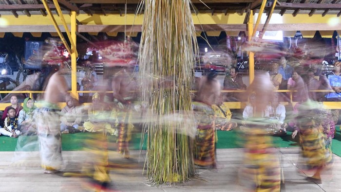 Sejumlah Belian menari memutari binyawan saat prosesi Merangin ketiga ritual Adat Kutai di Keraton Kesultanan Kutai Kartanegara, Tenggarong, Kalimantan Timur, Sabtu (20/9/2025). Prosesi Merangin adalah ritual pendahuluan yang wajib dilaksanakan menjelang Erau yang bertujuan untuk berkomunikasi dengan leluhur dan memberitahukan kepada semua pihak tentang dimulainya rangkaian Erau Adat Kutai. ANTARA FOTO/M Risyal Hidayat