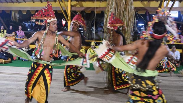 Merangin, Ritual Adat Kutai yang Jadi Pembuka Erau di Tenggarong Sejumlah Belian menari memutari binyawan saat prosesi Merangin ketiga ritual Adat Kutai di Keraton Kesultanan Kutai Kartanegara, Tenggarong, Kalimantan Timur, Sabtu (20/9/2025). Prosesi Merangin adalah ritual pendahuluan yang wajib dilaksanakan menjelang Erau yang bertujuan untuk berkomunikasi dengan leluhur dan memberitahukan kepada semua pihak tentang dimulainya rangkaian Erau Adat Kutai. ANTARA FOTO/M Risyal Hidayat