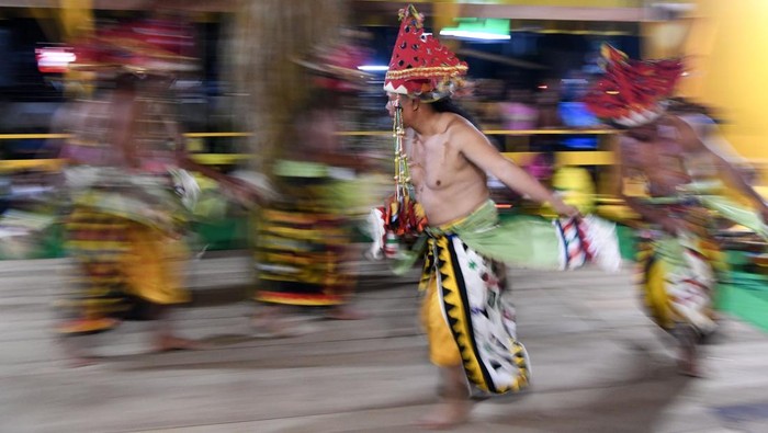 Merangin, Ritual Adat Kutai yang Jadi Pembuka Erau di Tenggarong Sejumlah Belian menari memutari binyawan saat prosesi Merangin ketiga ritual Adat Kutai di Keraton Kesultanan Kutai Kartanegara, Tenggarong, Kalimantan Timur, Sabtu (20/9/2025). Prosesi Merangin adalah ritual pendahuluan yang wajib dilaksanakan menjelang Erau yang bertujuan untuk berkomunikasi dengan leluhur dan memberitahukan kepada semua pihak tentang dimulainya rangkaian Erau Adat Kutai. ANTARA FOTO/M Risyal Hidayat