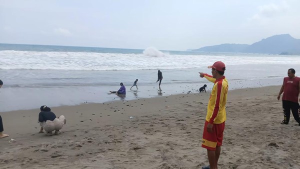 Wisatawan Hilang Terseret Ombak di Pantai Kebon Kalapa Karang Hawu