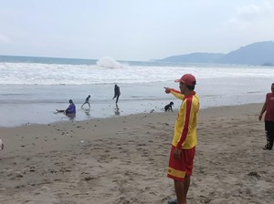 Wisatawan Hilang Terseret Ombak di Pantai Kebon Kalapa Karang Hawu