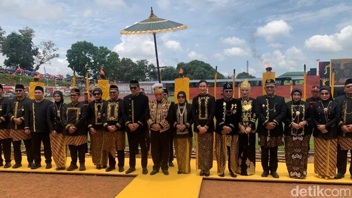Para pejabat memakai pakaian adat Kutai saat menghadiri pembukaan Erau.