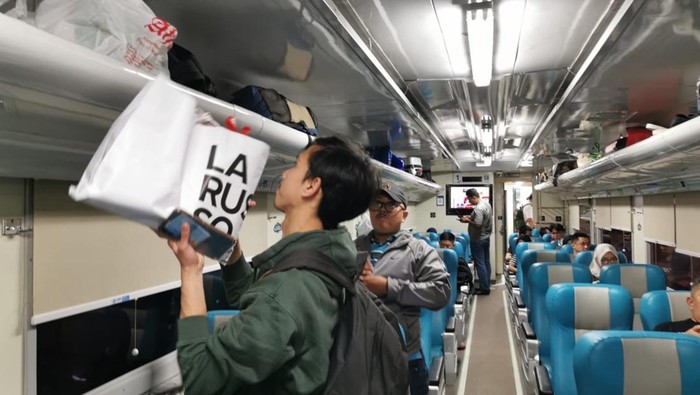 Para penumpang saat berada di gerbong kereta api rute Medan-Rantau Prapat. (dok. KAI Divre I Sumut)