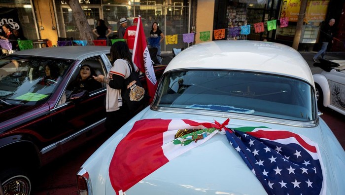 Parade Lowrider Guncang San Francisco, Angkat Pesan Pro-Imigrasi Jalanan San Francisco dipenuhi warna-warni mobil lowrider yang berkilau pada Sabtu (20/9/2025). Parade unik ini bukan hanya sekadar perayaan budaya lowriding, tetapi juga mengusung pesan kuat tentang solidaritas dan dukungan terhadap imigran. REUTERS/Manuel Orbegozo
