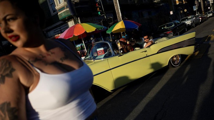 Jalanan San Francisco dipenuhi warna-warni mobil lowrider yang berkilau pada Sabtu (20/9/2025). Parade unik ini bukan hanya sekadar perayaan budaya lowriding, tetapi juga mengusung pesan kuat tentang solidaritas dan dukungan terhadap imigran. REUTERS/Manuel Orbegozo