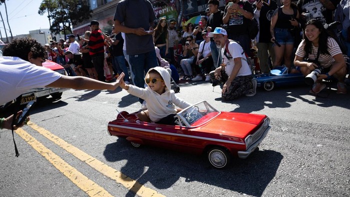 Parade Lowrider Guncang San Francisco, Angkat Pesan Pro-Imigrasi Jalanan San Francisco dipenuhi warna-warni mobil lowrider yang berkilau pada Sabtu (20/9/2025). Parade unik ini bukan hanya sekadar perayaan budaya lowriding, tetapi juga mengusung pesan kuat tentang solidaritas dan dukungan terhadap imigran. REUTERS/Manuel Orbegozo