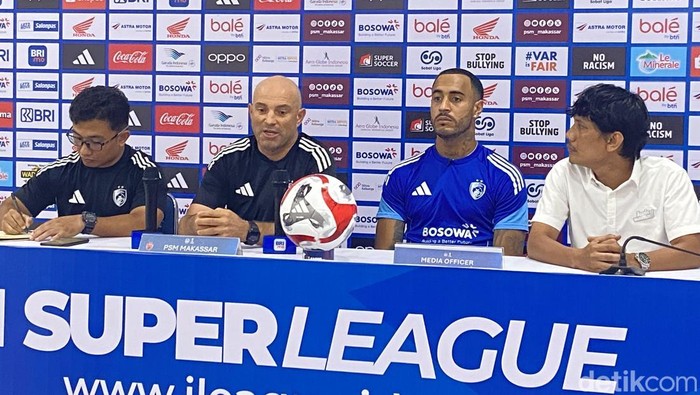 Pelatih PSM Makassar Bernardo Tavares dan pemainnya Victor Luiz saat konferensi pers jelang lawan Persija Jakarta.