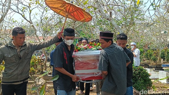 Pemakaman salah satu korban longsor PT Freeport, Irawan (46) merupakan warga Desa Kalisabuk, Kecamatan Kesugihan, Kabupaten Cilacap.