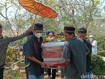 Video Satu Korban Longsor PT Freeport Dimakamkan di Kesugihan Cilacap