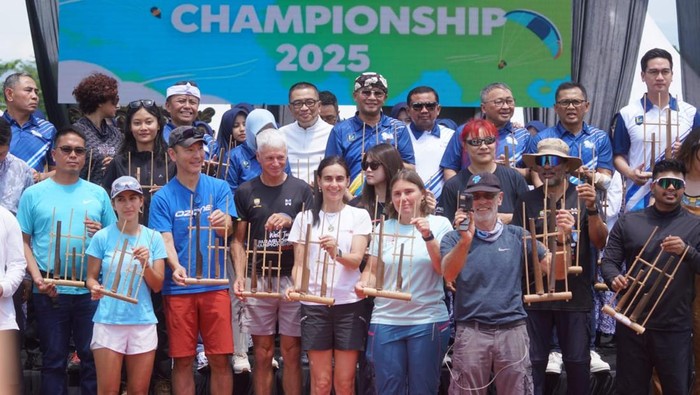 Pembukaan event internasional West Java Paragliding Championship 2025 di Sumedang.