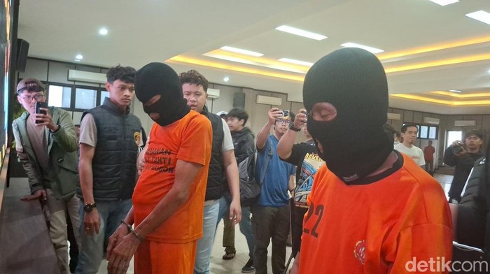 Penampakan kakek pelaku pencabulan di Ciampea Bogor berbaju tahanan. (M Sholihin/detikcom)