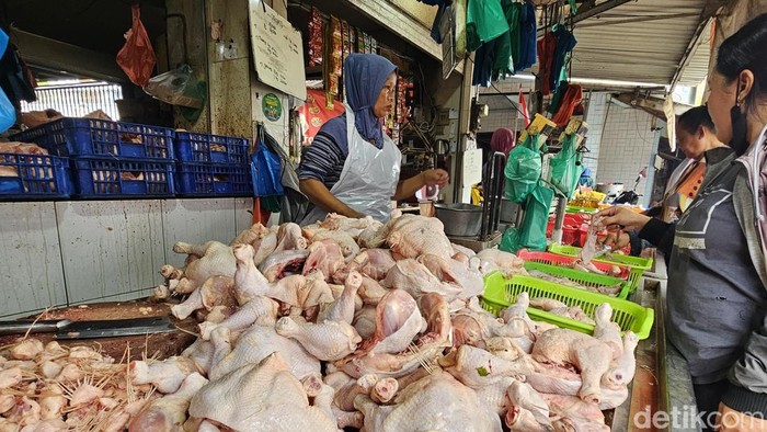 Penjual daging ayam di Pasar Bulu, Kecamatn Semarang Selatan, Kota Semarang, Minggu (21/9/2025).