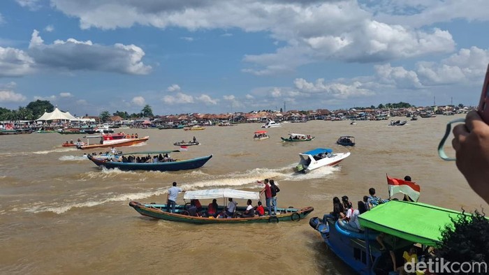 Penonton Lomba Bidar di Sungai Musi
