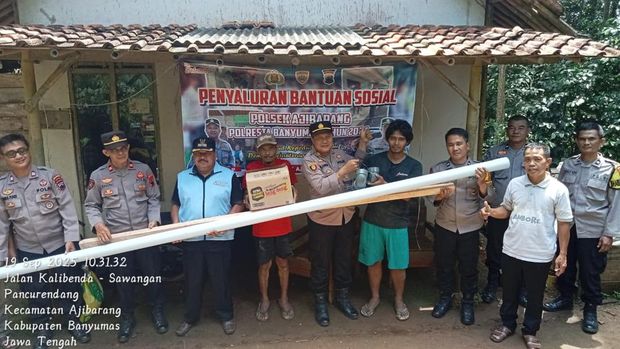 Penyaluran bantuan oleh Polsek Ajibarang kepada warga yang rumahnya roboh sebab rapuh, Ananto, di Desa Pancurendang, Kecamatan Ajibarang, Banyumas..