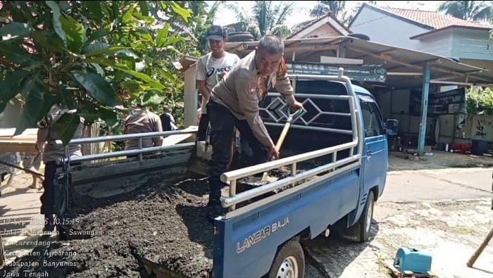 Penyaluran bantuan oleh Polsek Ajibarang kepada warga yang rumahnya roboh sebab rapuh, Ananto, di Desa Pancurendang, Kecamatan Ajibarang, Banyumas..