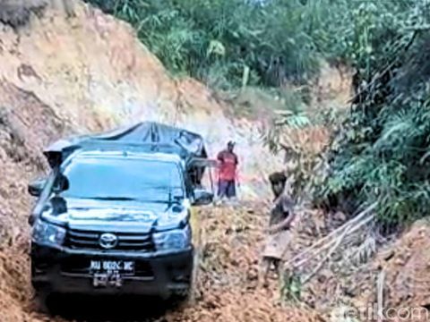 Perjuangan Jeck Firson menerjang jalur ekstrem Kaltara demi berdagang sembako.