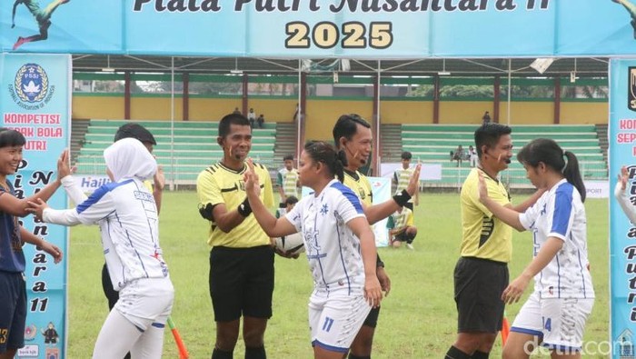 Pertandingan sepakbola wanita di Kab Sukabumi
