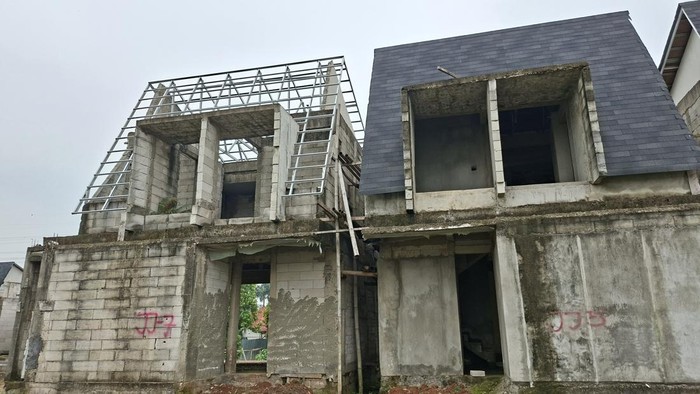 Suasana di kawasan perumahan YVE Depok, Jawa Barat, Kamis (18/9/2025). Pembangunan rumah YVE Agua 7 dan 8 yang lamban sampai bertahun-tahun membuat banyak konsumen protes karena belum bisa menempati huniannya, padahal sudah membayar lunas.