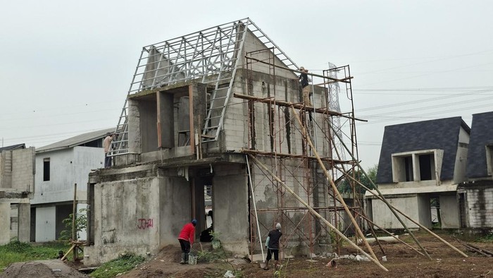 Suasana di kawasan perumahan YVE Depok, Jawa Barat, Kamis (18/9/2025). Pembangunan rumah YVE Agua 7 dan 8 yang lamban sampai bertahun-tahun membuat banyak konsumen protes karena belum bisa menempati huniannya, padahal sudah membayar lunas.