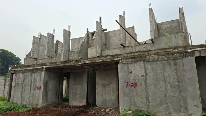 Suasana di kawasan perumahan YVE Depok, Jawa Barat, Kamis (18/9/2025). Pembangunan rumah YVE Agua 7 dan 8 yang lamban sampai bertahun-tahun membuat banyak konsumen protes karena belum bisa menempati huniannya, padahal sudah membayar lunas.