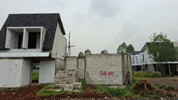 Perumahan YVE Habitat Depok Suasana di kawasan perumahan YVE Depok, Jawa Barat, Kamis (18/9/2025). Pembangunan rumah YVE Agua 7 dan 8 yang lamban sampai bertahun-tahun membuat banyak konsumen protes karena belum bisa menempati huniannya, padahal sudah membayar lunas.